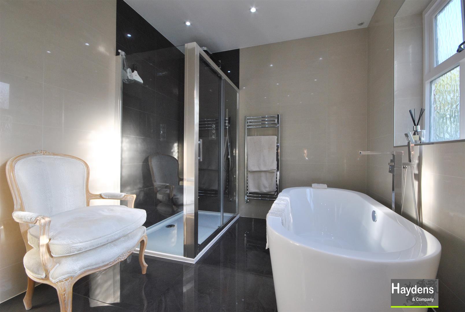 6 Bedrooms, House - Detached